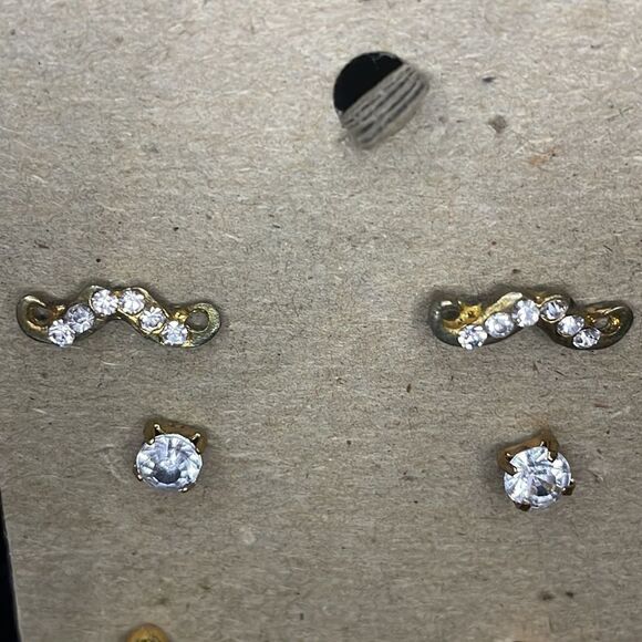 Three sets of earrings - Picture 5 of 5